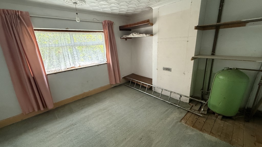 Lot: 39 - SEMI-DETACHED HOUSE FOR REPAIR AND REFURBISHMENT - Internal image of main bedroom